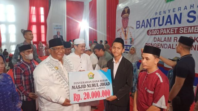 Gubernur Sultra Bersama Bupati Koltim Salurkan Ribuan Bansos dan Rumah Ibadah