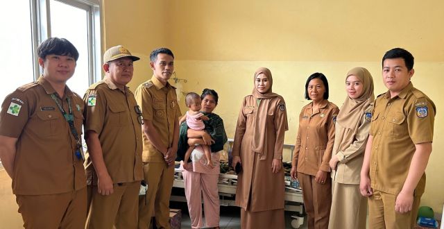 Tangani Gizi Buruk, Pemda Koltim Serahkan Bantuan Susu PKMK Gizi Buruk