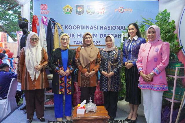 Ketua Dekranasda Sultra Kunjungi Stand Dekranasda Koltim di Rakornas PHD