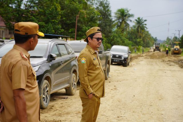 Perjuangan Bupati Koltim Untuk Pengaspalan Jalan Hingga Konsel Terwujud