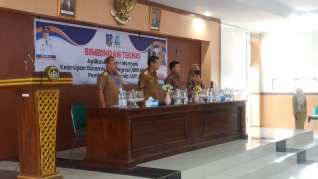 Asisten II SETDA Wakili Bupati Kolaka Timur membuka kegiatan BIMTEK Aplikasi SRIKANDI dan Pemberkasan Arsip Aktif