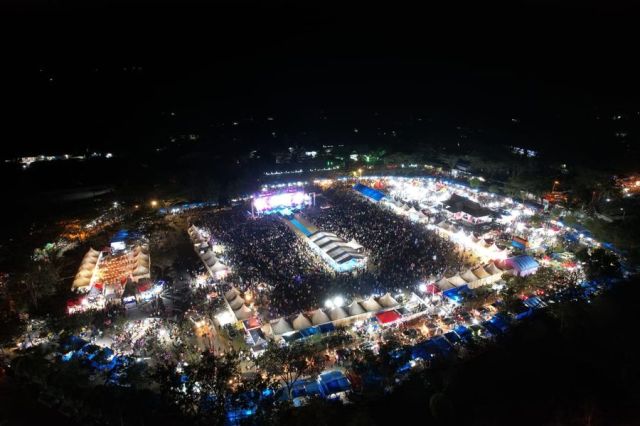 Lautan manusia, membanjiri penutupan pameran dalam rangka HUT Kolaka Timur ke-10 Tahun 2023.