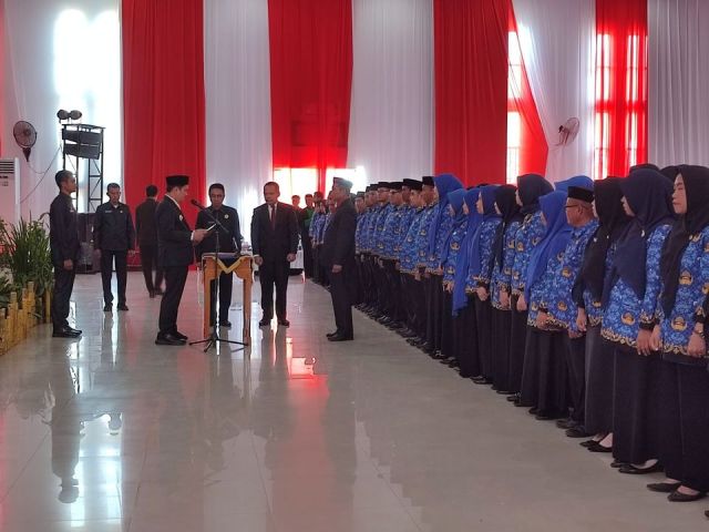 Bupati Koltim Lantik Kadis Capil dan Ratusan Fungsional