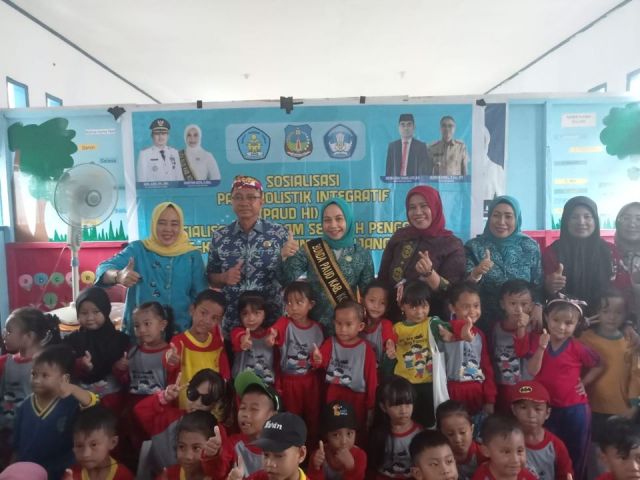 Kegembiraan Bunda PAUD Koltim Bertemu Murid TK di Uluiwoi Ueesi