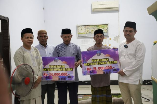 Bupati Koltim Serahkan Bantuan Rumah Ibadah di Ladongi