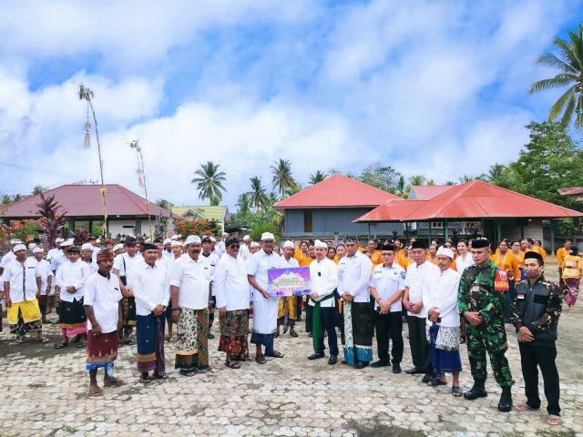 Bupati Koltim Serahkan Bantuan Rumah Ibadah di Pura Adat Amerta Sari