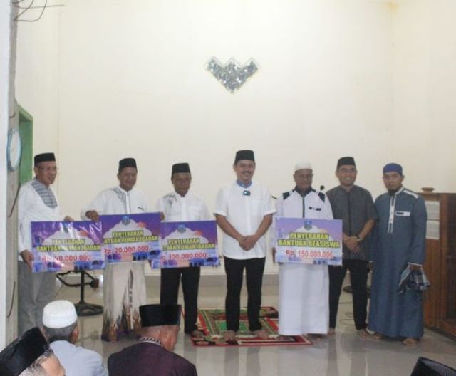 Bupati Kolaka Timur Serahkan Bantuan Rumah Ibadah di Kecamatan Poli-Polia.