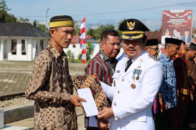 Pimpin Upacara HUT Otoda, Bupati Koltim Serahkan Penghargaan Untuk Pensiunan
