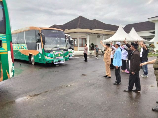 Ribuan Masyarakat Ikuti Pelepasan Jamaah Haji, Sekda: Jaga Diri, Rombongan dan Daerah