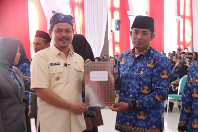 Serahkan SK, Bupati Harap PNS dan PPPK Koltim Mampu Bekerja Ikhlas dan Tulus