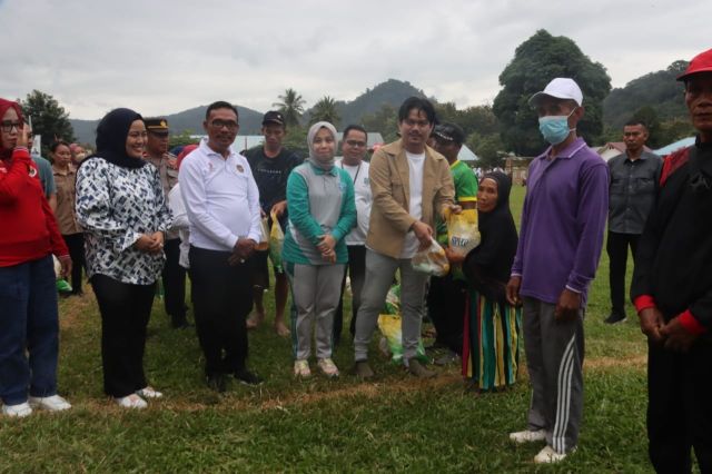 Bupati Koltim Serahkan Bantuan Sembako ke Warga Uluiwoi Ueesi