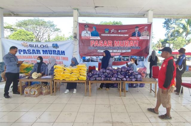 Giliran Warga Kecamatan Lambandia Nikmati Pasar Murah