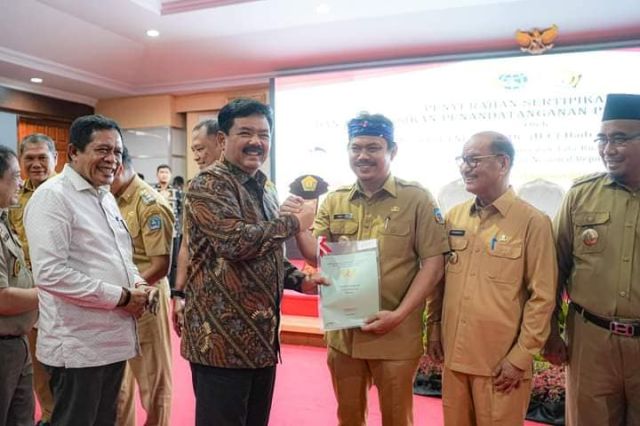 Bupati Koltim Hadiri Penyerahan Sertifikat Aset dan Perjanjian Kerjasama Oleh Menteri ATR/BPN