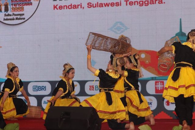 Tarian Meroo-roo Asal Koltim Tampil di Malam Puncak PRB