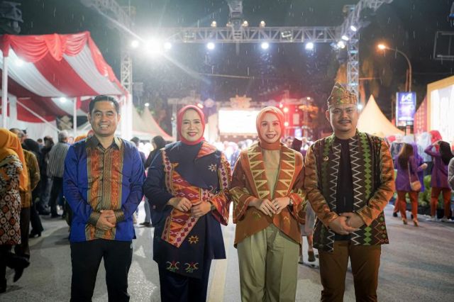 Bupati Koltim dan Istri Ramaikan Karnaval Tenun Sultra 2023