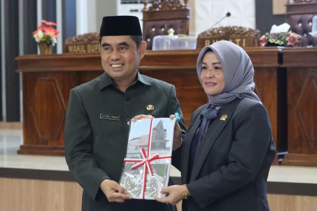 Sekda Koltim Hadiri Rapat Paripurna Penyerahan Raperda Pajak dan Retribusi