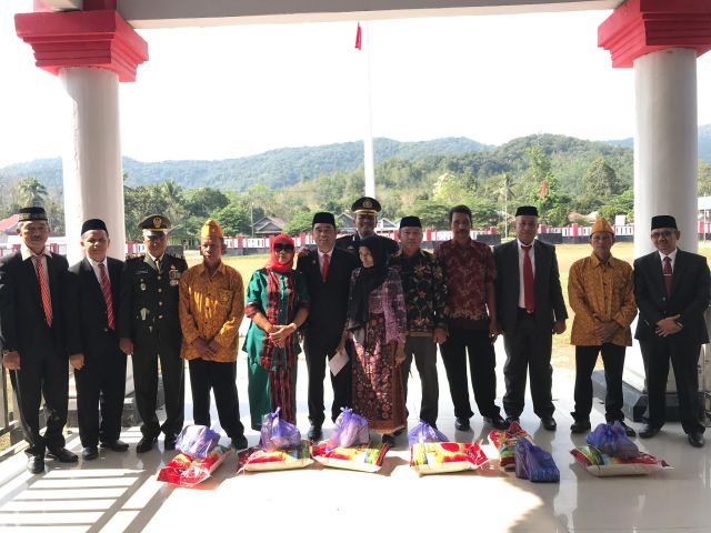 Pimpin Upacara Hari Pahlawan, Sekda juga Bagikan Bingkisan