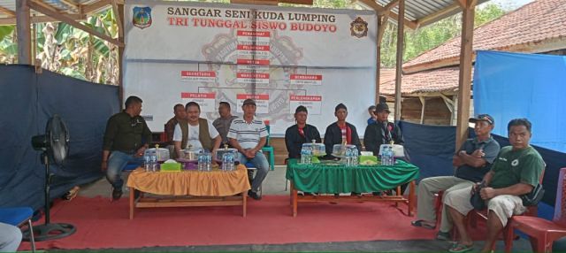Bupati Koltim Resmikan Sanggar Seni Kuda Lumping Tasahea
