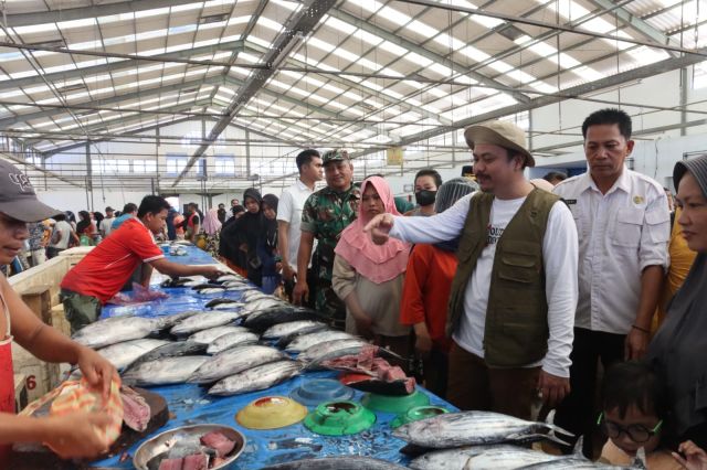 Bupati Koltim Pantau Harga Kebutuhan di Pasar Ladongi