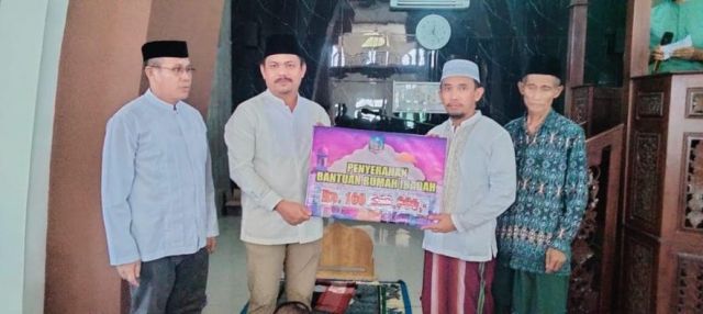Bupati Serahkan Bantuan Rumah Ibadah dan Bea Siswa Pendidikan di Ladongi