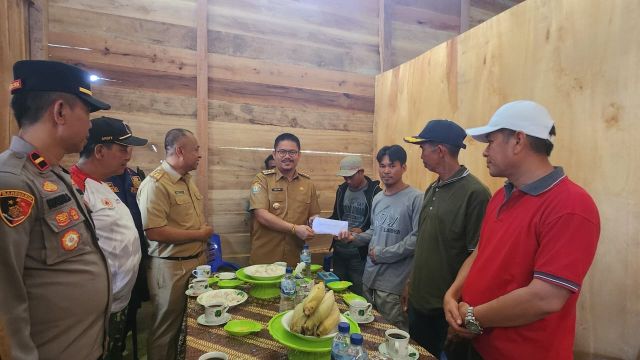 Bupati Serahkan Langsung Bantuan Kebakaran Iwoimenggura