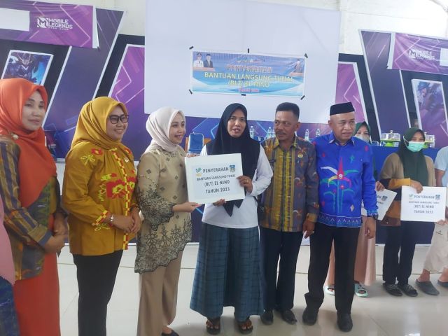 Ketua TP PKK Koltim Serahkan Bantuan Elnino di Lima Kecamatan