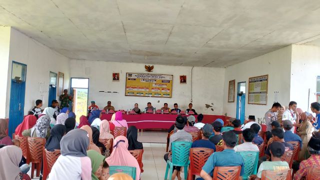 Disambut Hangat Warga, Bupati Bertekad Tuntaskan Jalan ke Awiu Taore