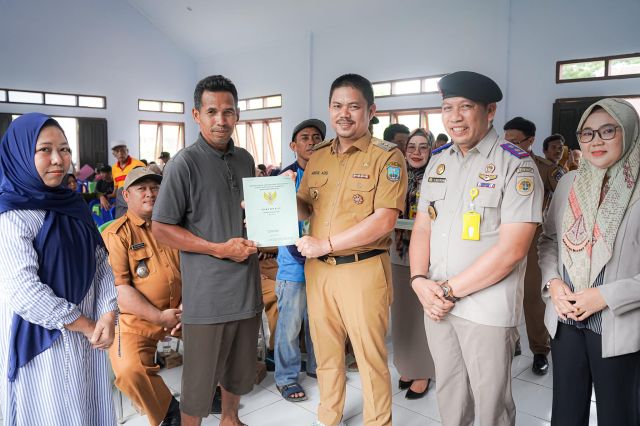 Pemda dan BPN Koltim Serahkan Sertifikat di Raara dan Welala