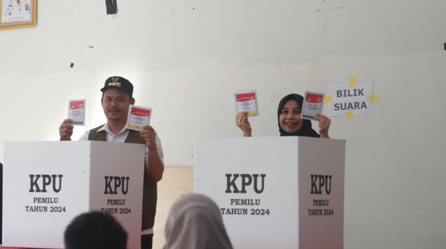 Bupati Bersama Istri Nyoblos Pertama di TPS 3 Matabondu