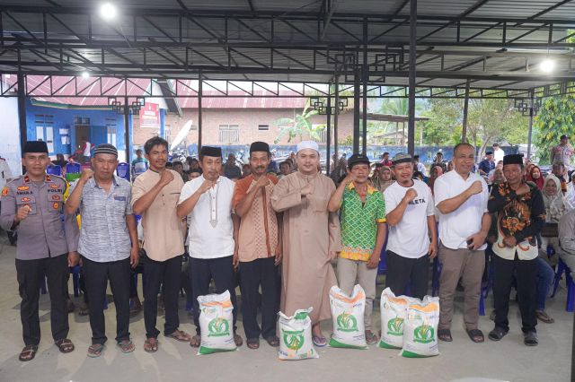 Safari Uluiwoi, Bupati Bagikan Bantuan