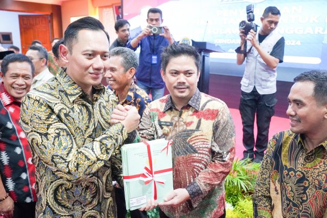Bupati Koltim Terima Sertifikat PTSL dari Menteri AHY