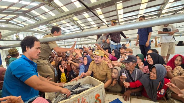 Bupati Dapat Sambutan Hangat Emak-Emak di Pasar Penanggo