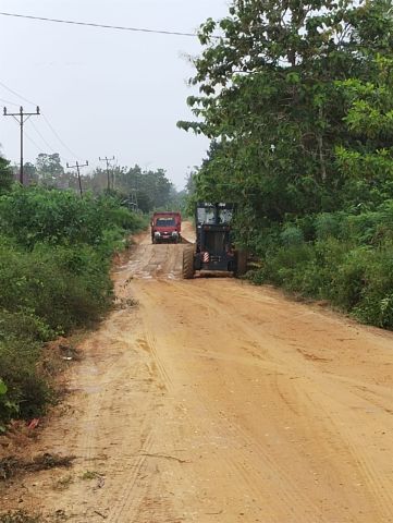 Pemda Koltim Lakukan Pemadatan Jalan dari Dangia ke Poli-Polia