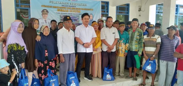 Abd Azis Bantu Kacamata Baca Bagi Masyarakat Lambandia yang Kurang Penglihatan
