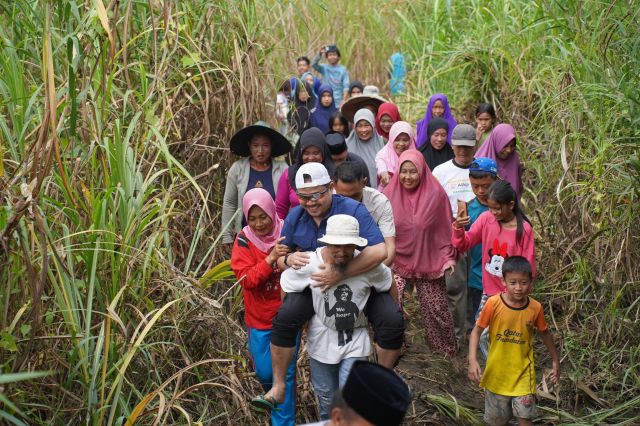 Warga Tondowatu Girang Didatangi Bupati, Sampai di Gendong