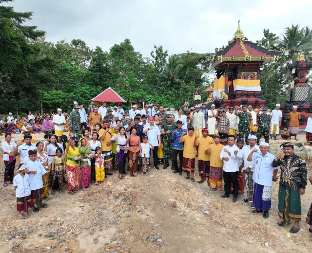 Bersama Dandim, Bupati Koltim Mulai Pembangunan Pagar Pura Dalem Adat Dwitawana