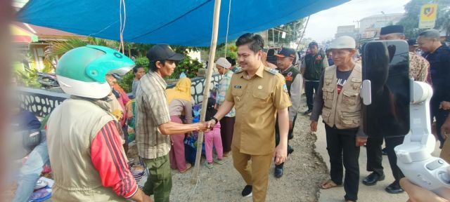 Antusiasme Warga Dangia Sambut Bupati di Pasar Gunung Jaya