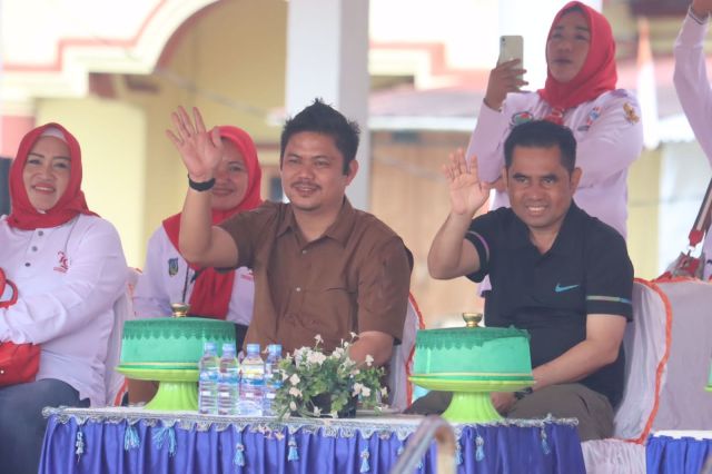Bupati Koltim Disambut Meriah oleh Masyarakat dan Peserta Defile Kecamatan Tirawuta