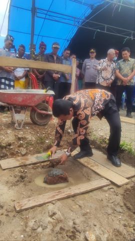 Bupati Koltim Letakkan Batu Pertama Pembangunan Gereja Katolik Stasi Santa Maria Ladongi