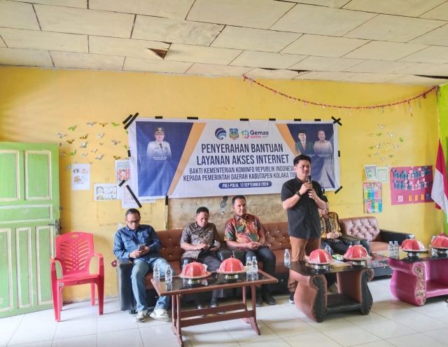 Bupati Koltim Serahkan Puluhan Bantuan Akses Internet Gratis