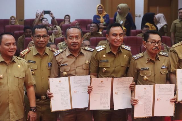  Disaksikan Pj Gubernur, Pjs Bupati dan Sekda Koltim Tandatangani Kesepakatan Bersama Optimalisasi PAD