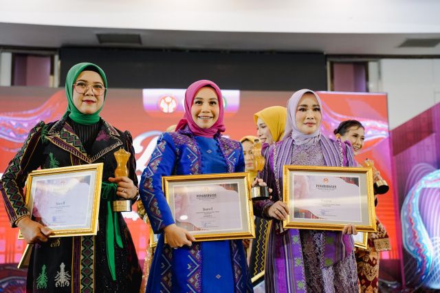  Bupati dan Istri Antarkan Koltim Raih Juara Satu Lomba Fashion Show Busana Tenun
