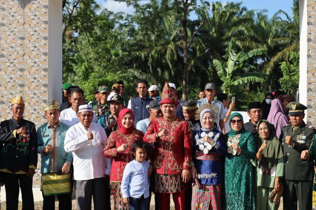 Usai Hadiri Paripurna DPRD Koltim, Bupati dan Istri Kunjungi Makam Bokeo Robe