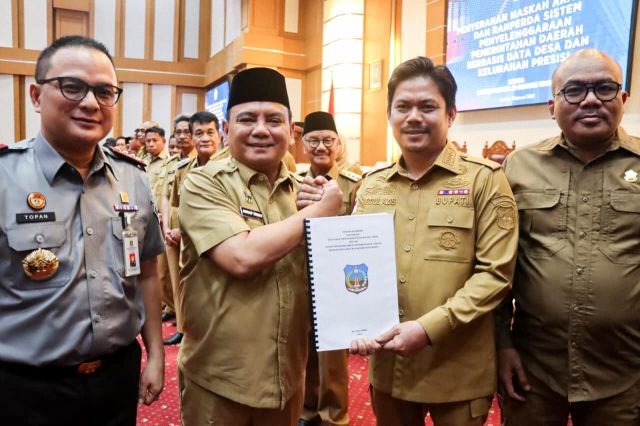 Bupati Koltim Terima Naskah Akademik dan Draf Raperda Sistem Pemerintahan Berbasis Data Desa dan Kelurahan Presisi