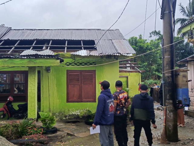 Pemda Koltim Bantu Korban Puting Beliung Lalolae