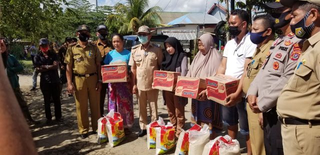 Hitungan Jam Pasca Kebakaran, Bupati Langsung Bagi Bantuan