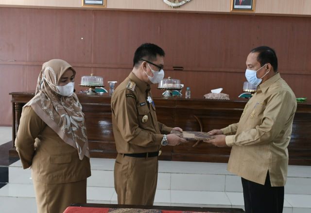 Bupati Koltim Terima Memori Serah Terima Jabatan dari Plh Bupati