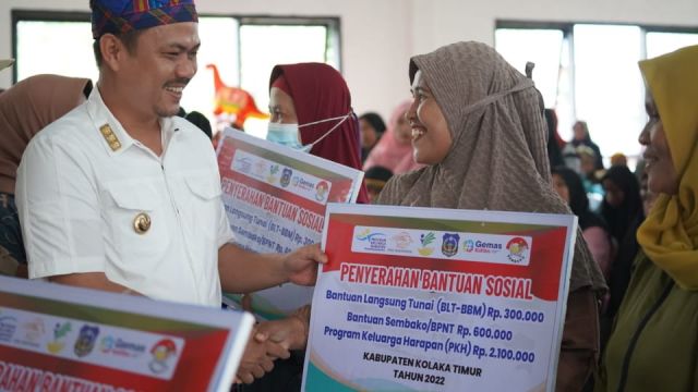 Serahkan Bantuan di Lambandia Bupati Berharap Penerima Memanfaatkannya Secara Cermat