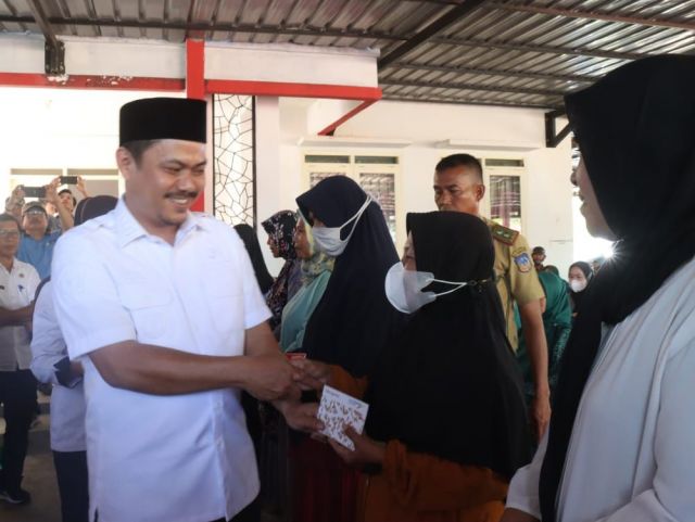 Bupati Koltim Serahkan Pemberian Bantuan Sosial Penggerak UMKM Usaha Perempuan