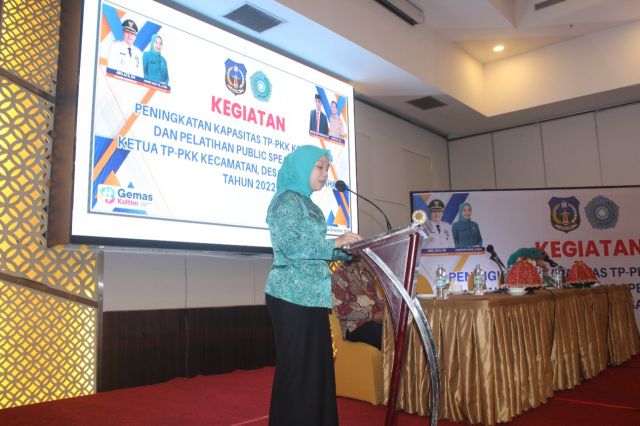Herniwati Djoko Bekali TP PKK Koltim Untuk Bisa Berbicara di Depan Umum